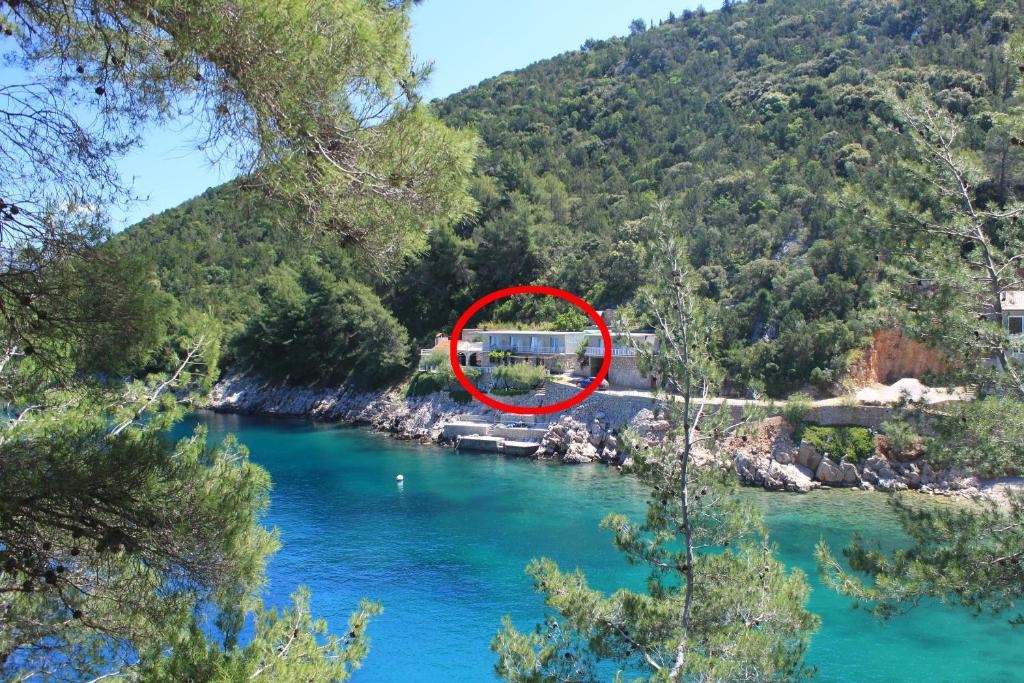 czerwony znak na brzegu rzeki w obiekcie Apartments by the sea Cove Mala Pogorila, Hvar - 8952 w mieście Bogomolje