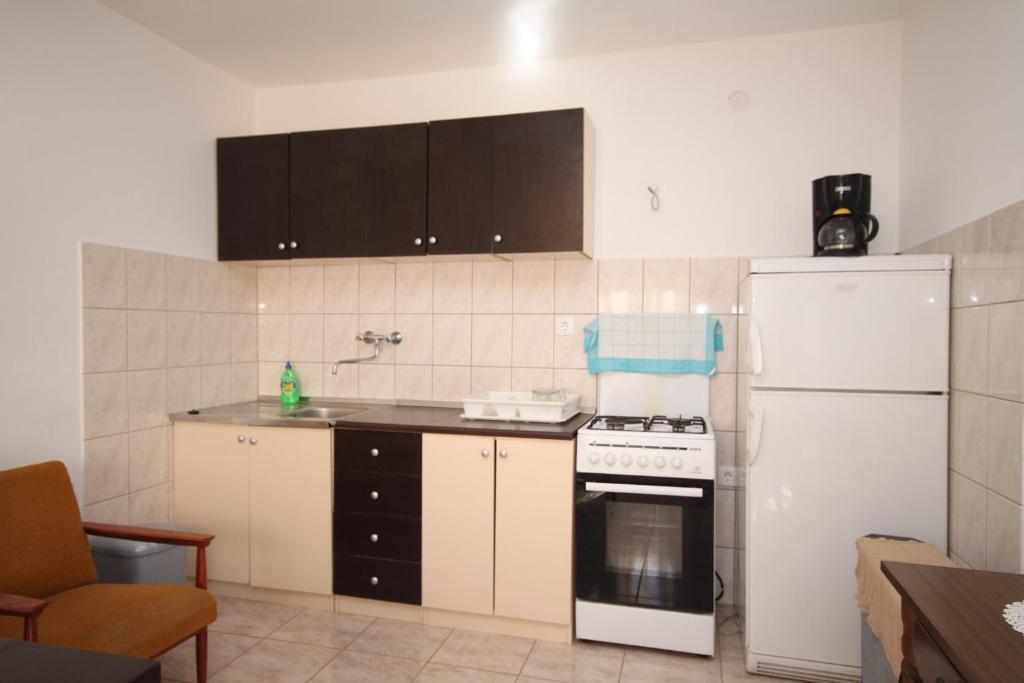 Kuchyňa alebo kuchynka v ubytovaní Apartments by the sea Basina, Hvar - 8749