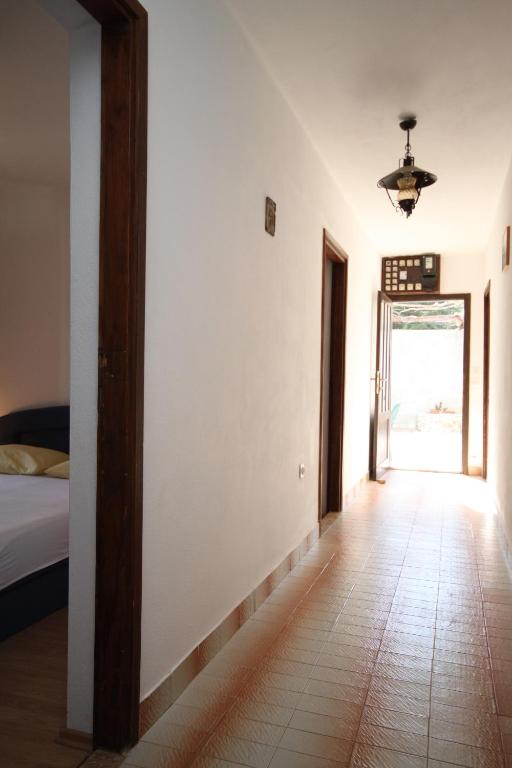 Posteľ alebo postele v izbe v ubytovaní Apartments by the sea Basina, Hvar - 8749