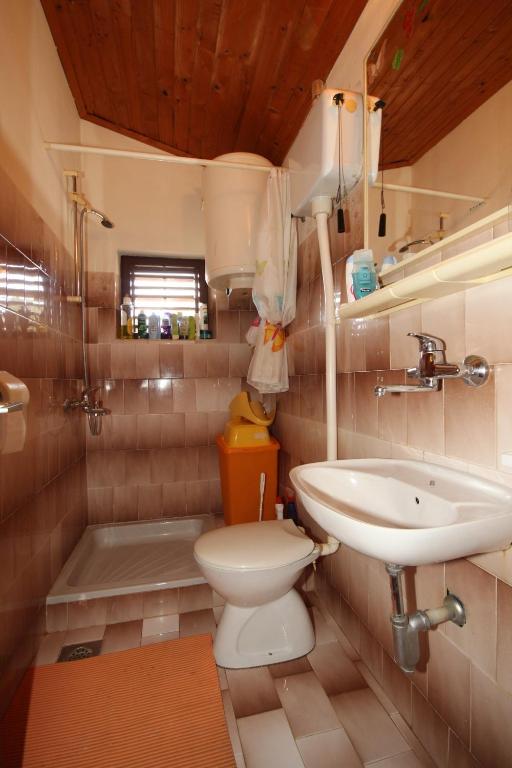 Kúpeľňa v ubytovaní Apartments by the sea Basina, Hvar - 8749