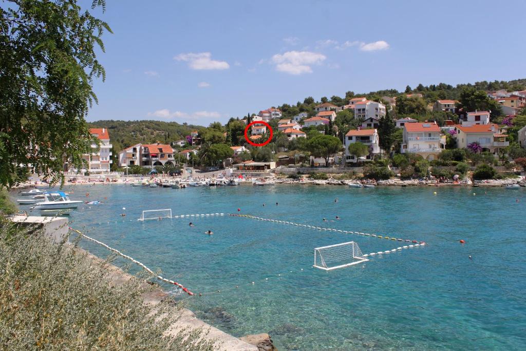 un grupo de personas jugando al fútbol en el agua en Seaside holiday house Mavarstica, Ciovo - 9206 en Trogir