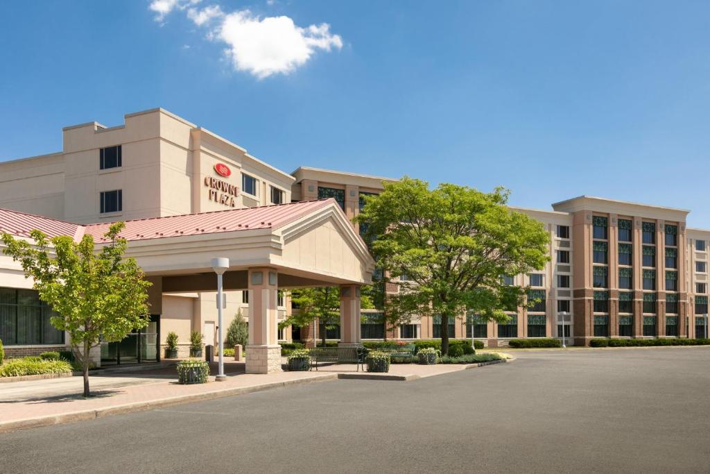 een weergave van de voorkant van een hotel met een parkeerplaats bij Crowne Plaza Hotel Philadelphia - King of Prussia, an IHG Hotel in King of Prussia