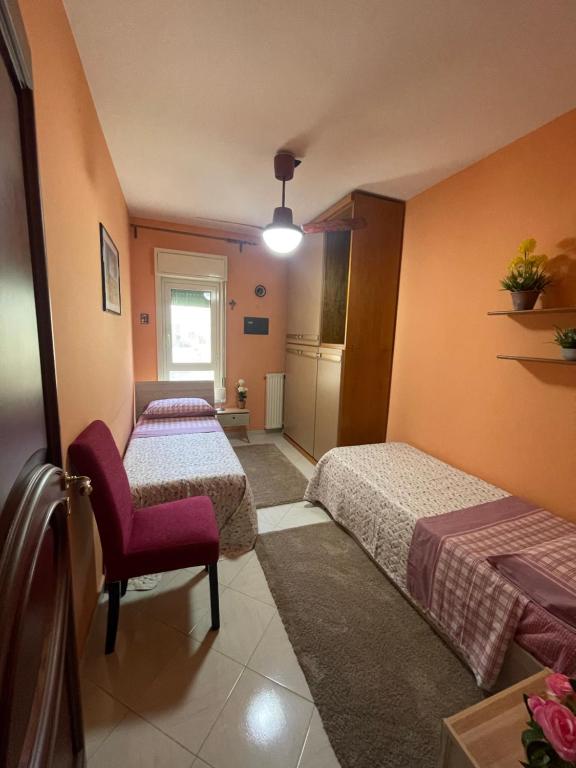 Pokój hotelowy z 2 łóżkami i krzesłem w obiekcie Il viandante w mieście Olivarella