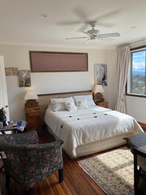 um quarto com uma cama e uma ventoinha de tecto em Bali with a twist em Nelson