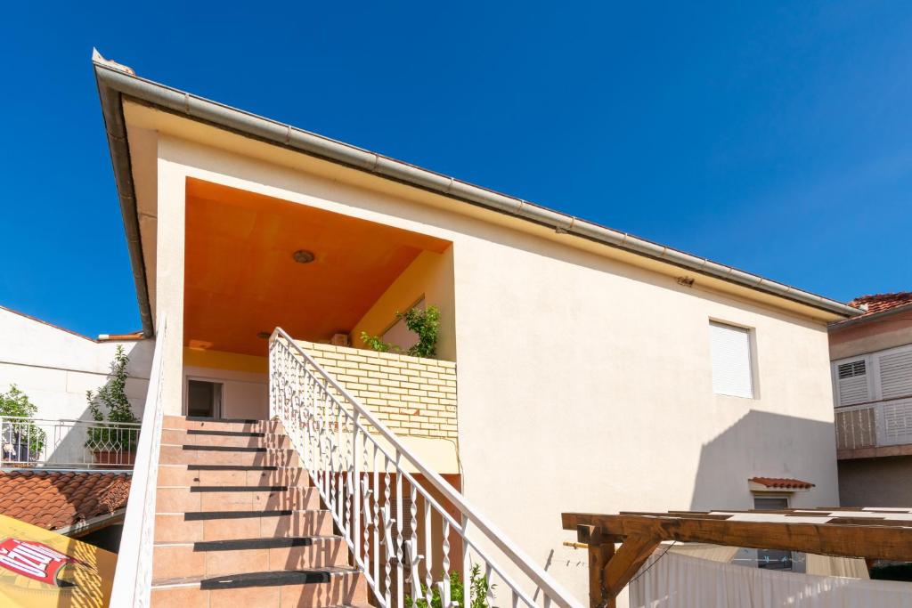 eine Treppe, die zu einem Gebäude führt in der Unterkunft Apartments with parking space Bibinje, Zadar - 18275 in Bibinje