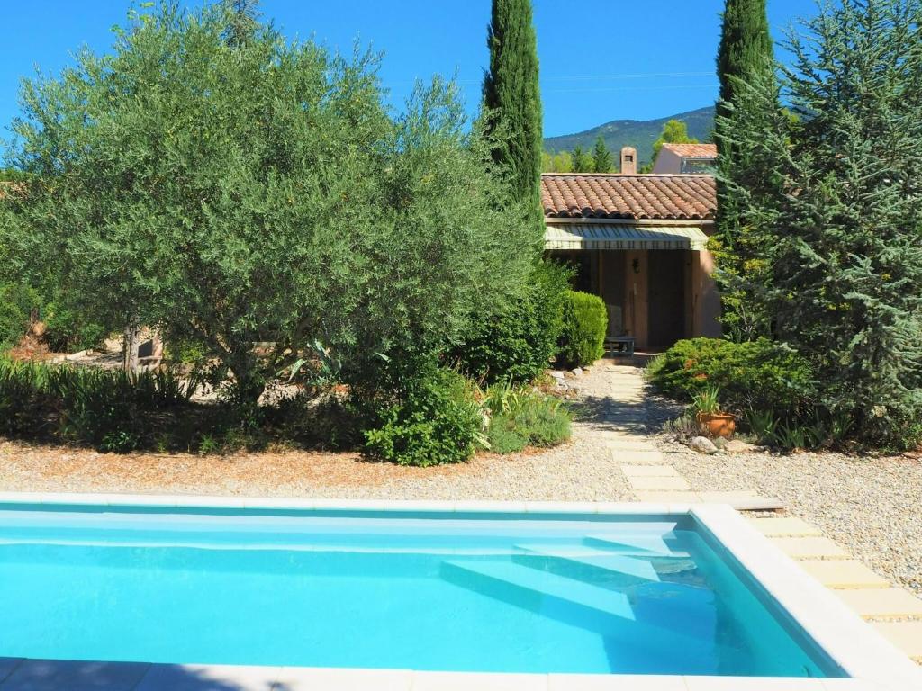 basen przed domem z drzewami w obiekcie Holiday home with outdoor pool, Bédoin w mieście Bédoin