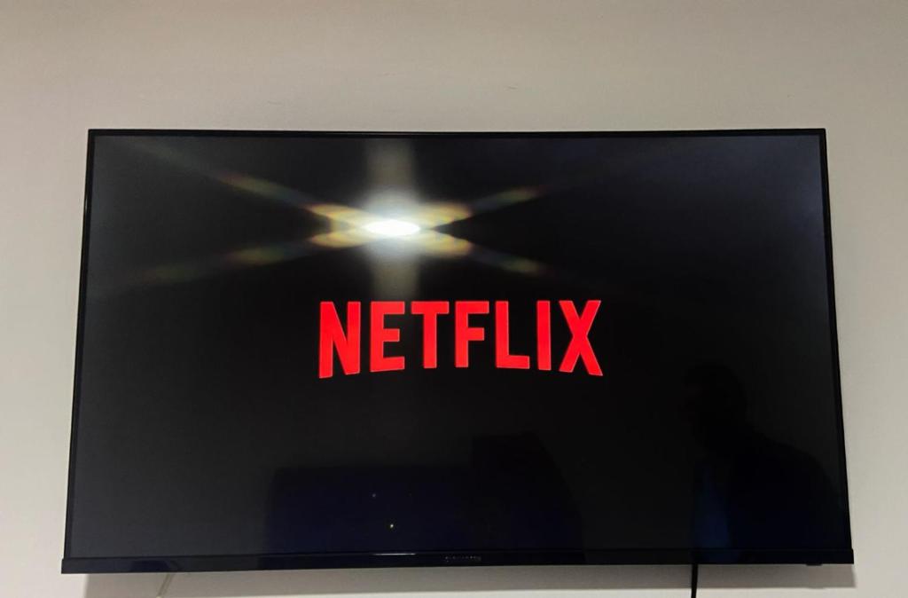 una pantalla de televisión con el logotipo de netflix. en Aparta estudio, en Filandia