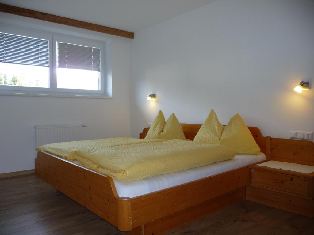 Postel nebo postele na pokoji v ubytování Familiengasthof St. Wolfgang