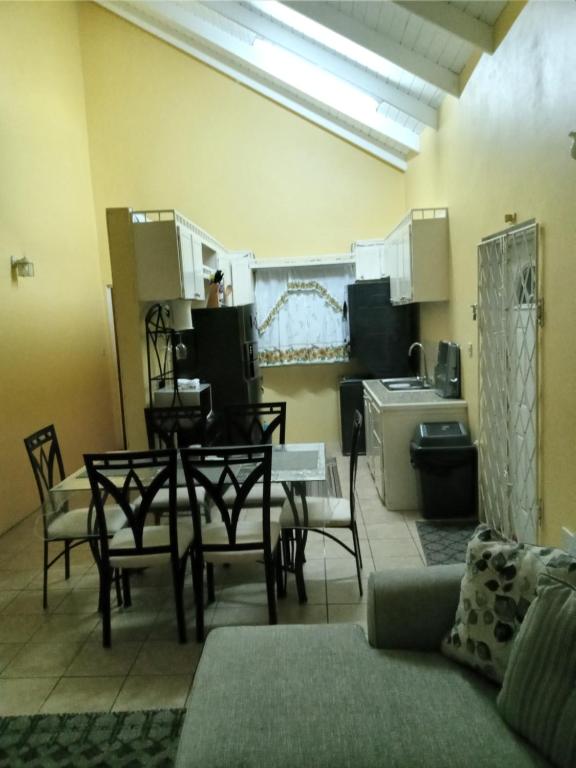 Cucina o angolo cottura di Caribbean Dream Vacation Property CD1