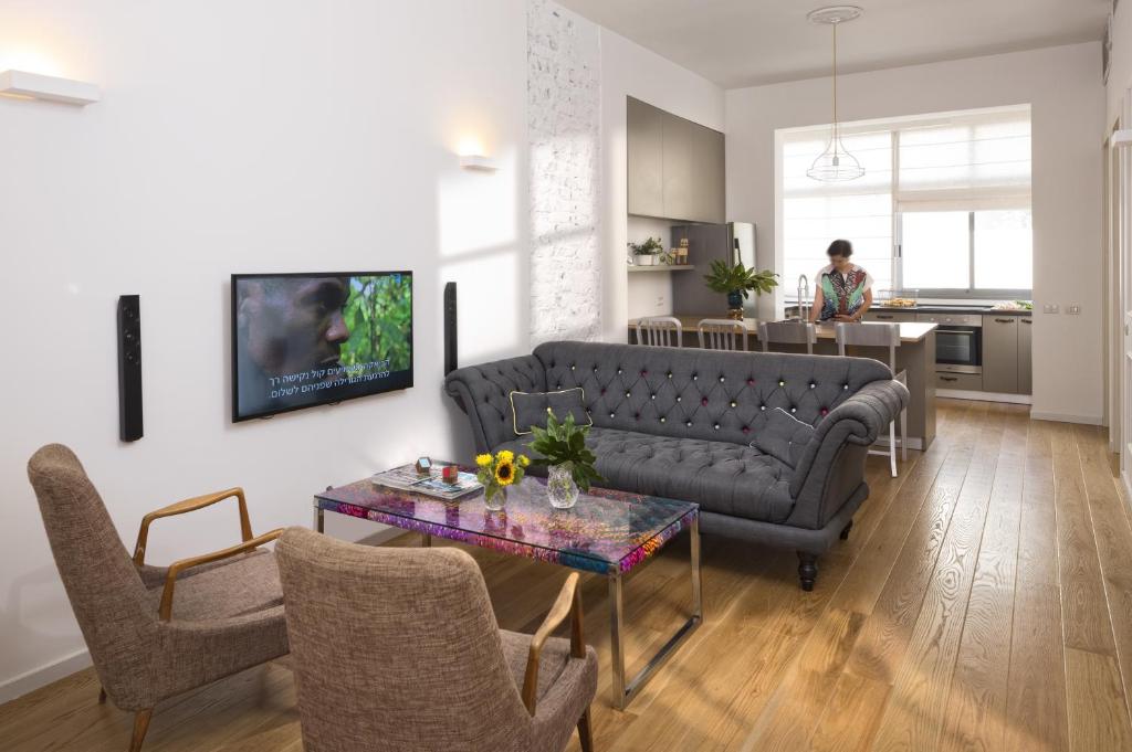 ein Wohnzimmer mit einem Sofa und einem Tisch in der Unterkunft Ben U Apartments in Tel Aviv