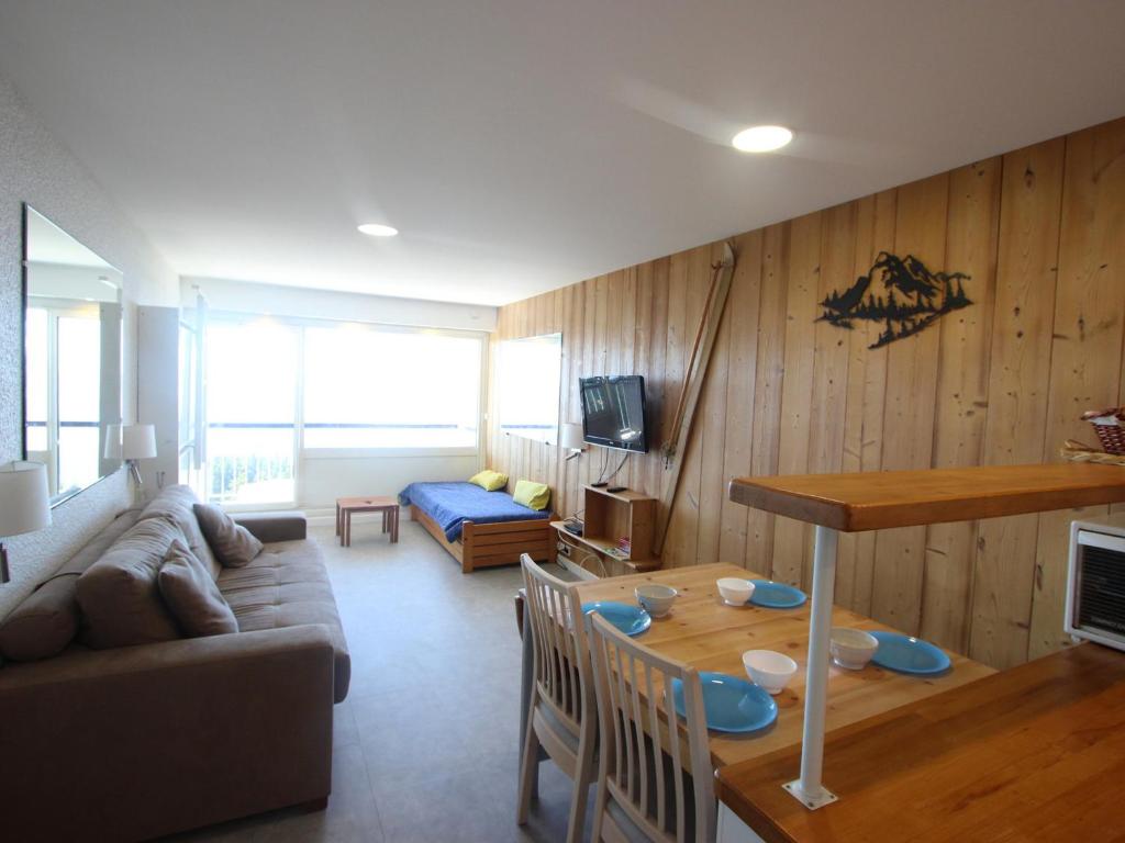 Studio Chamrousse, 1 pièce, 4 personnes - FR-1-549-111 tesisinde bir oturma alanı