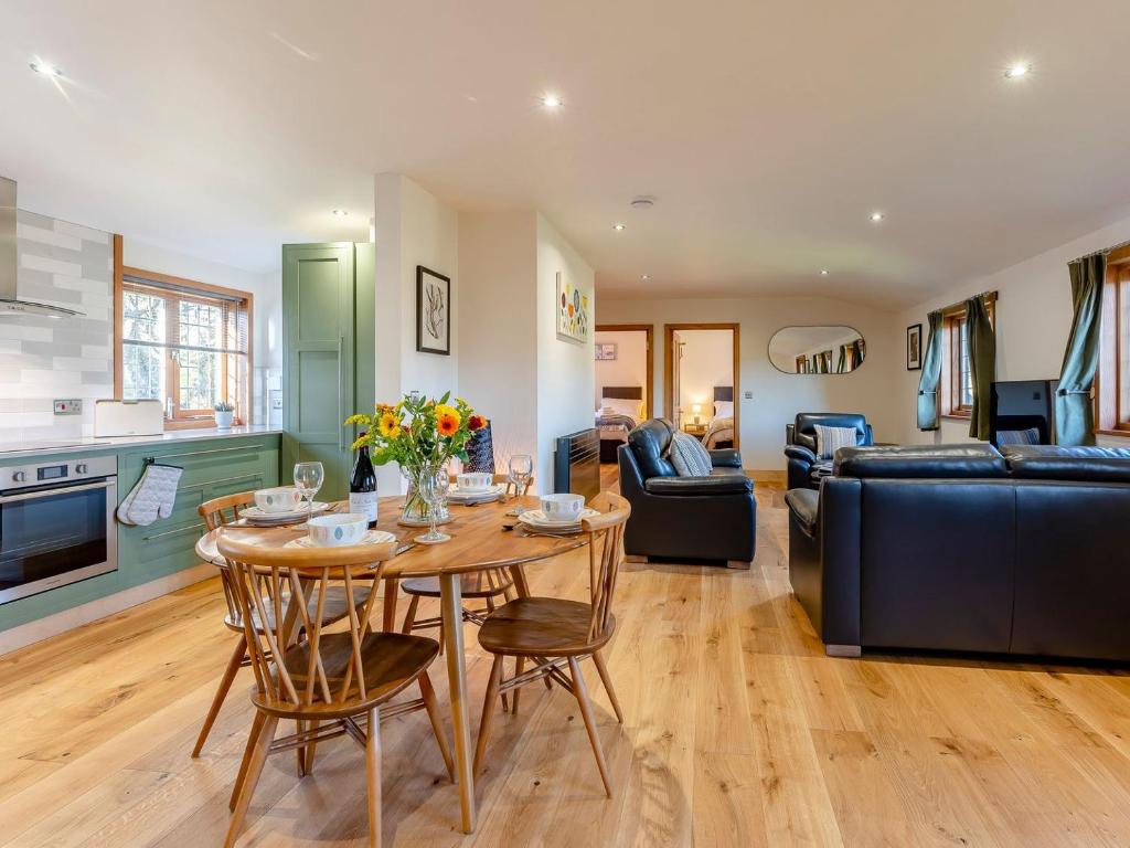 Molash的住宿－Bluebell Lodge-uk32958，厨房以及带桌椅的起居室。