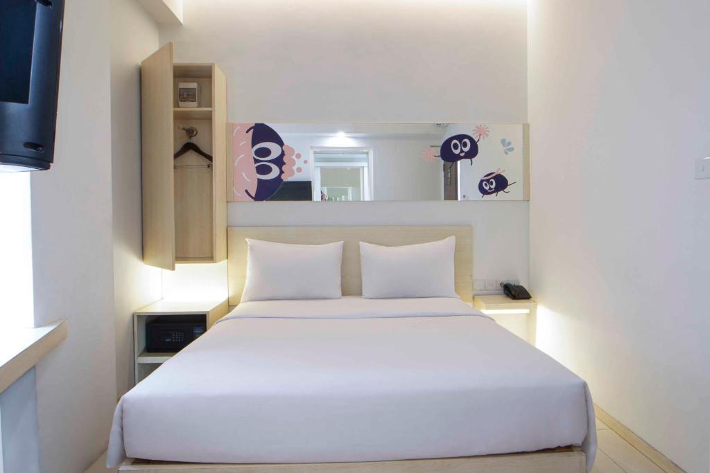 Postel nebo postele na pokoji v ubytování Cleo Hotel Tunjungan