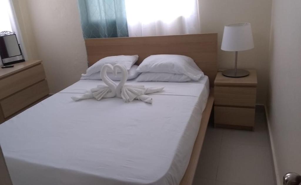 Postel nebo postele na pokoji v ubytování COCONUT APARTMENT excelent location air conditioning wifi, free parking