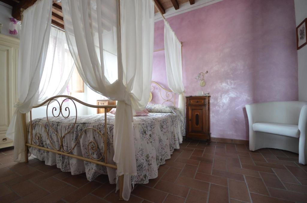 A bed or beds in a room at Antico Podere la Martinella