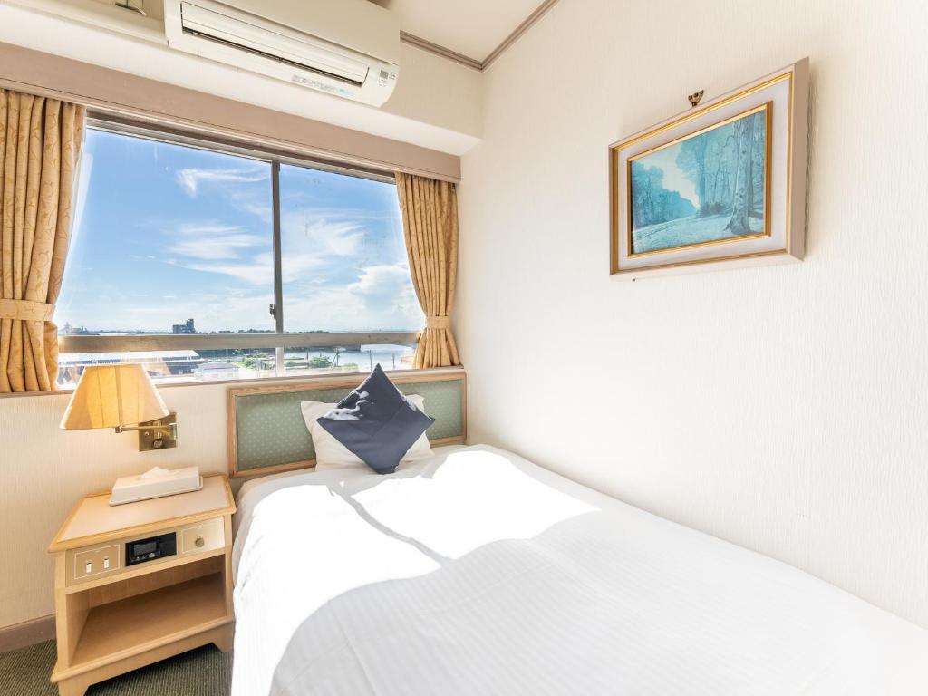 Postel nebo postele na pokoji v ubytování Tabist Hotel Ginga Kisarazu