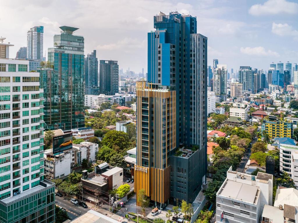 een luchtzicht op een stad met hoge gebouwen bij Staybridge Suites Bangkok Thonglor, an IHG Hotel in Bangkok
