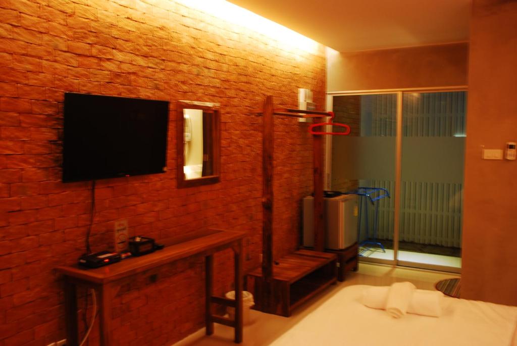 The White Elephant Home - 8