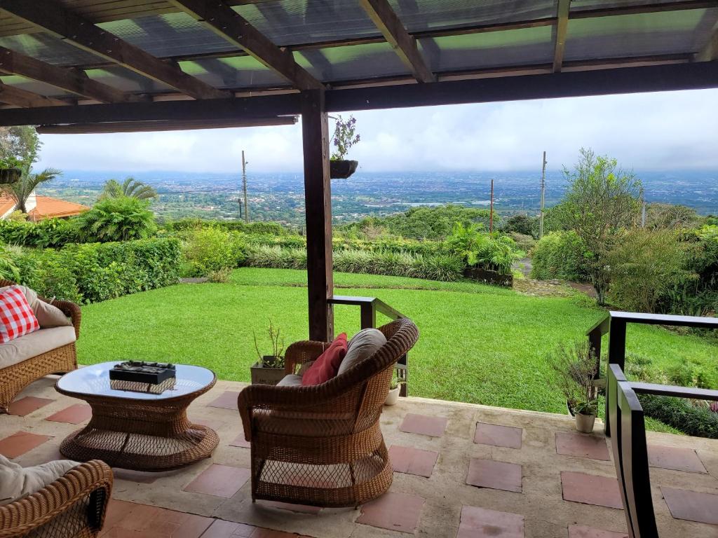 um pátio com cadeiras, uma mesa e uma vista em Casa Vista del Valle em Jesus