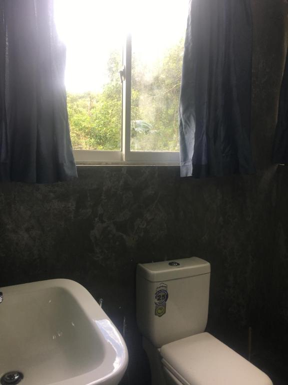 Ένα μπάνιο στο Little wood villa and retreats Doluwa