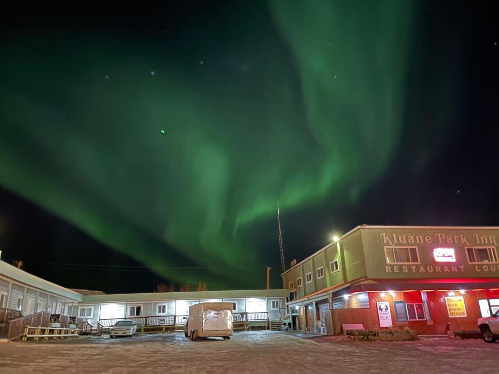 una imagen de la aurora en el cielo sobre un edificio en Kluane Park Inn en Haines Junction