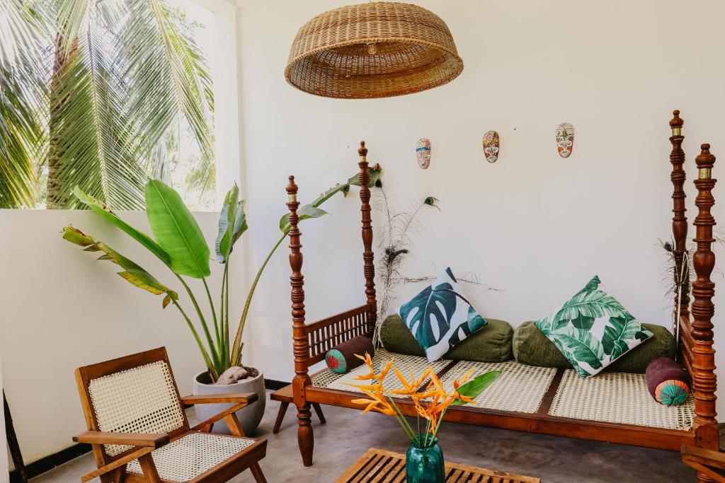een woonkamer met een bank en een aantal kussens bij Jungle Soul in Mirissa