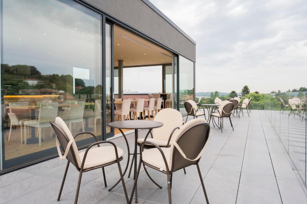 Balkón nebo terasa v ubytování Bihotel