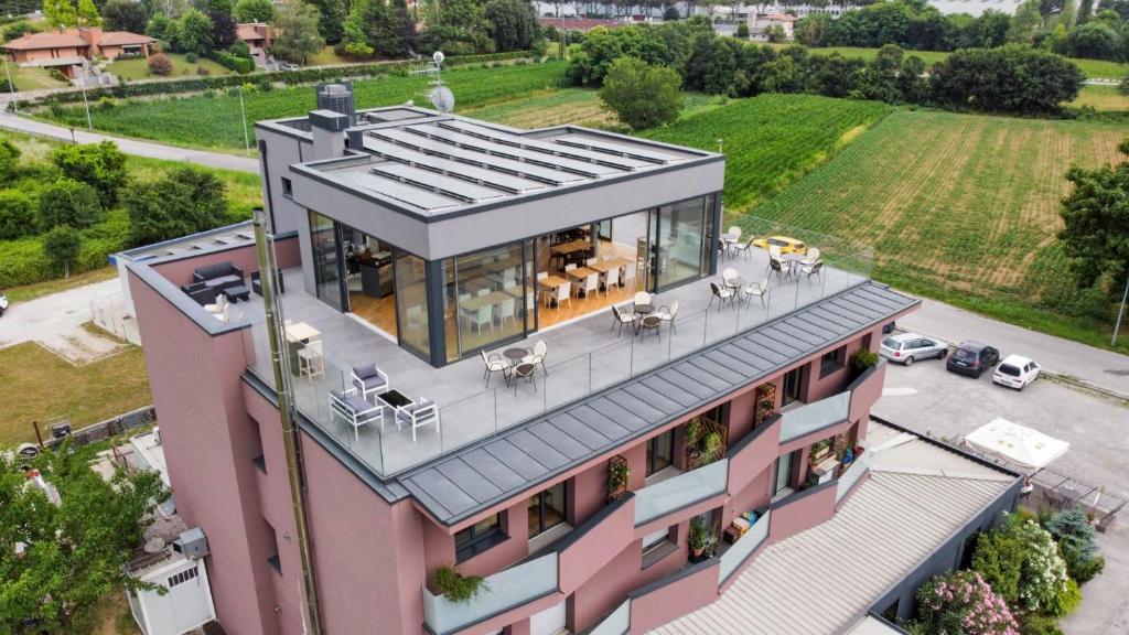 uma vista aérea de um edifício cor-de-rosa com um telhado em Bihotel em Comerzo