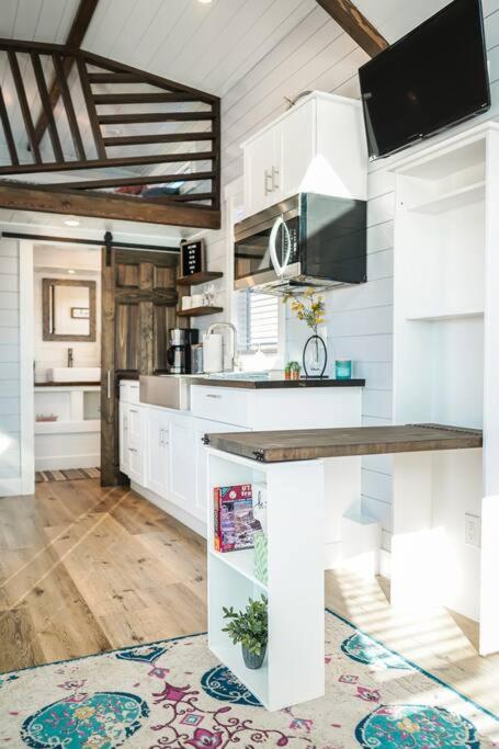 Kuchyň nebo kuchyňský kout v ubytování Charming Tiny Home with private deck and bbq