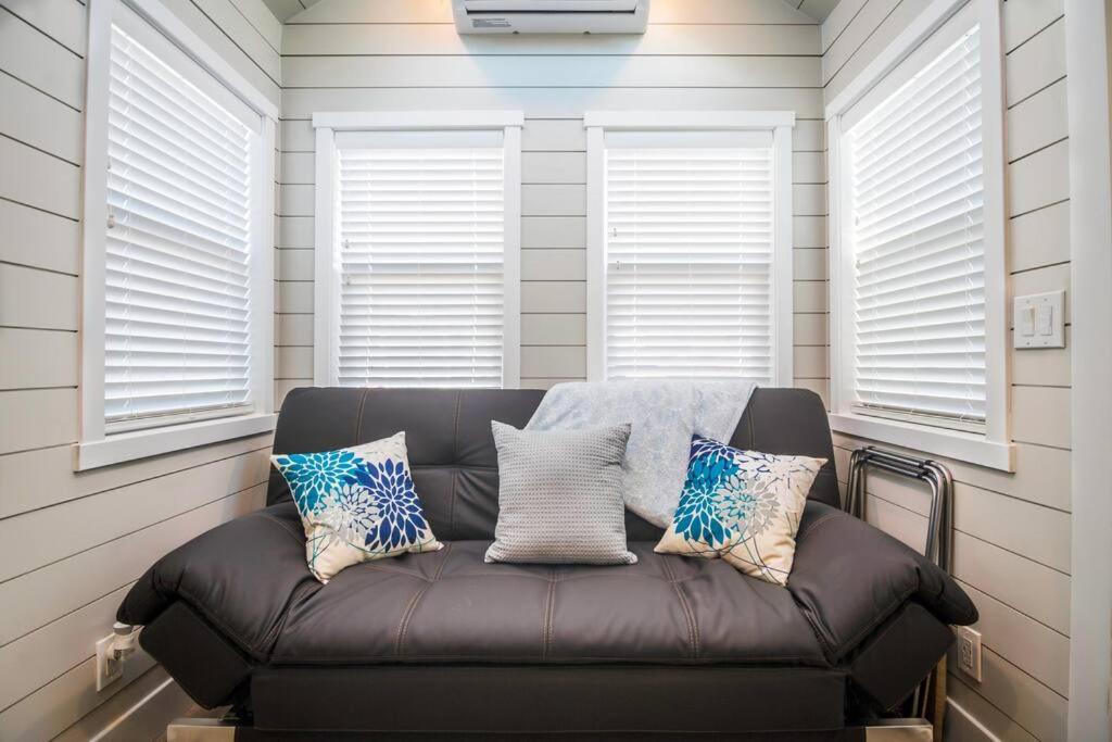 Istumisnurk majutusasutuses Delightful tiny home conveniently located