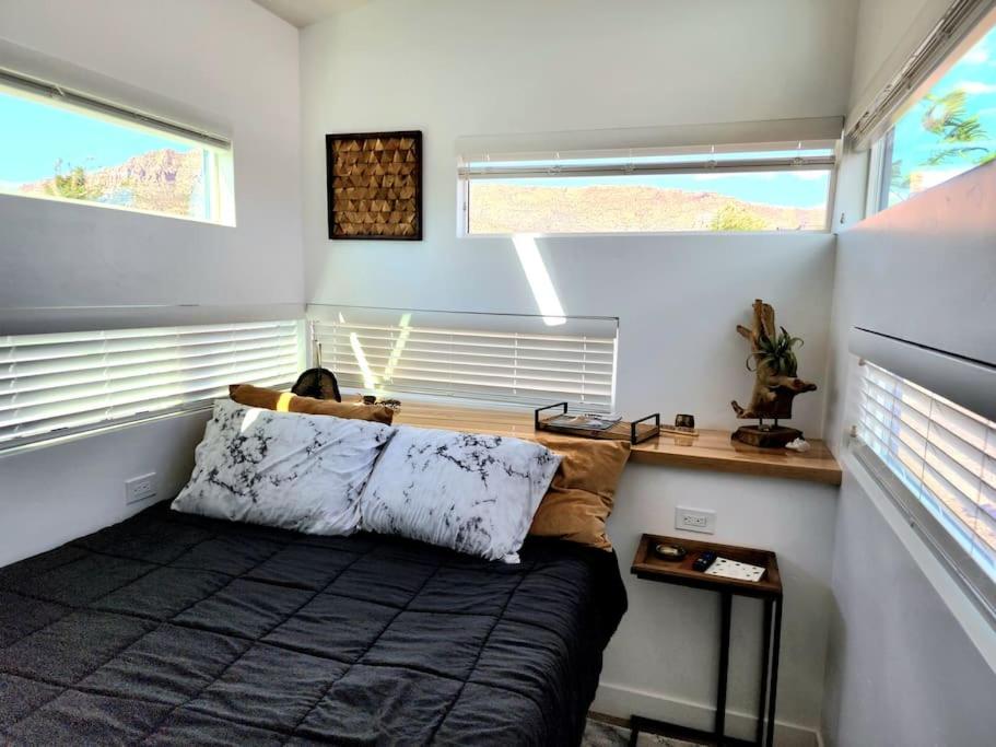 Fotografie z fotogalerie ubytování Designer Modern Tiny Home w All of The Amenities v destinaci Apple Valley