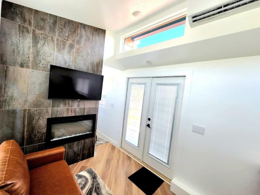 TV a/nebo společenská místnost v ubytování Designer Modern Tiny Home w All of The Amenities