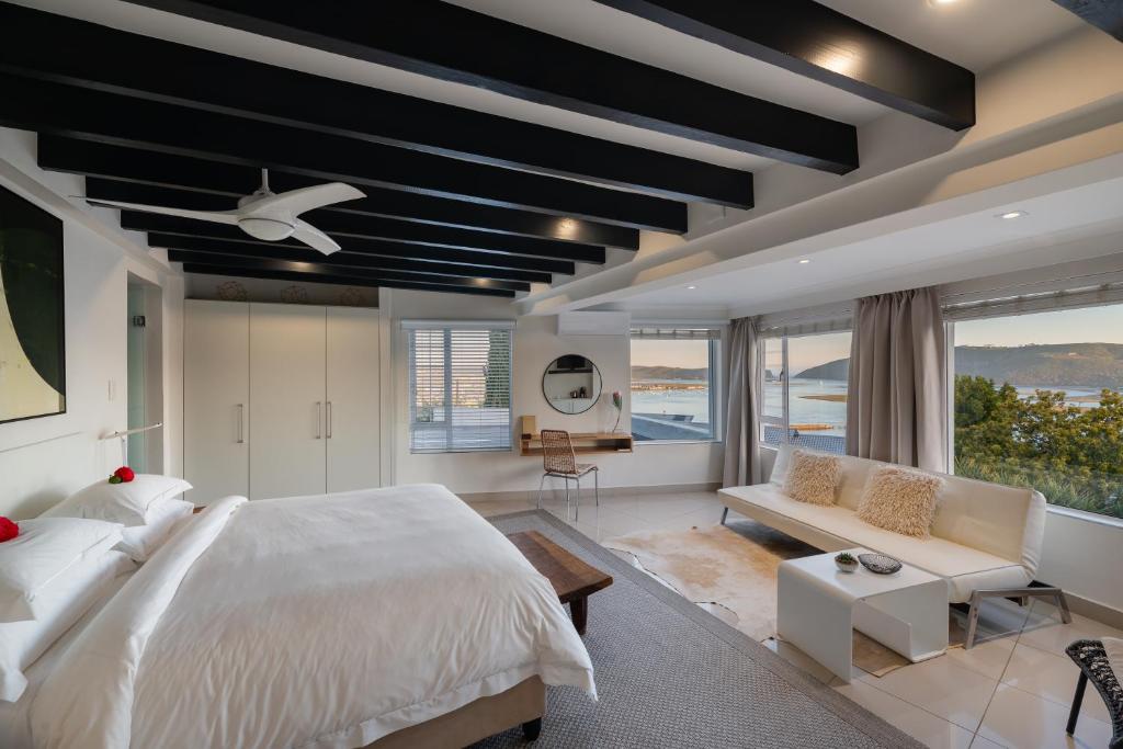 Säng eller sängar i ett rum på Villa Afrikana Guest Suites by Knysna Paradise Collection