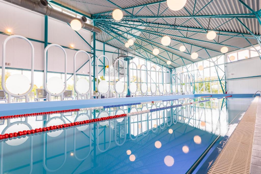 una piscina cubierta con una pista de atletismo y una pista de atletismo en Asa Spa Hotel, en Kuressaare