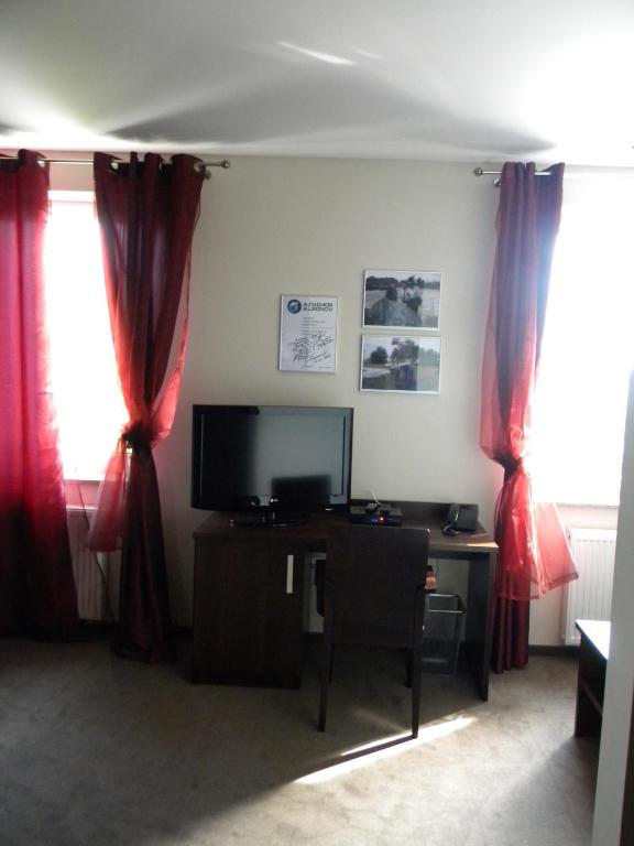TV a/nebo společenská místnost v ubytování Hotel Kosmonauty Wrocław-Airport