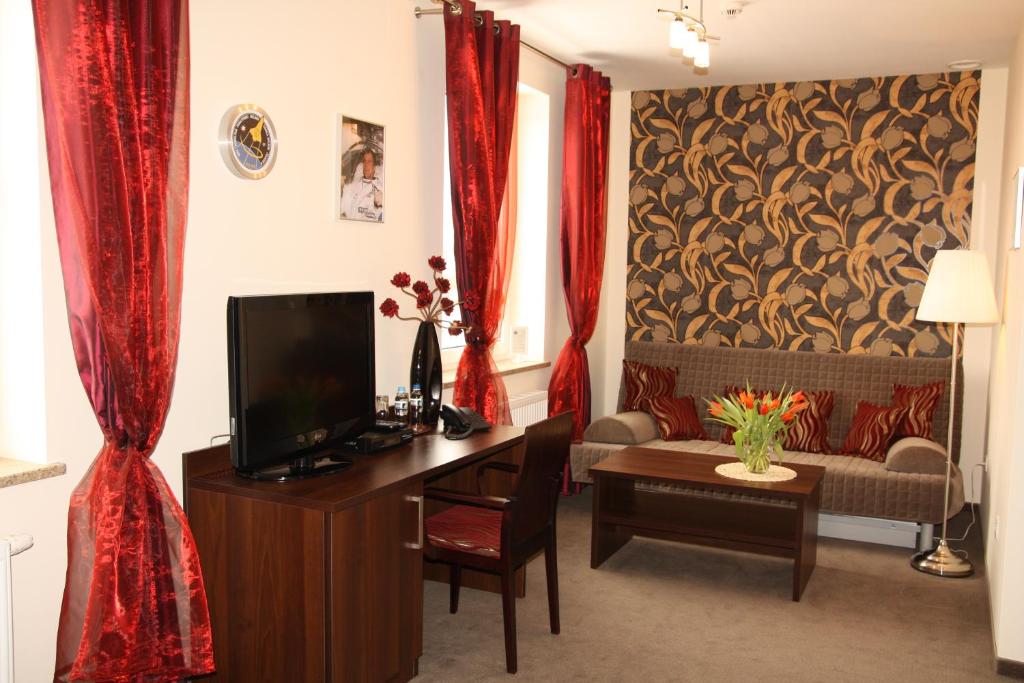 TV a/nebo společenská místnost v ubytování Hotel Kosmonauty Wrocław-Airport