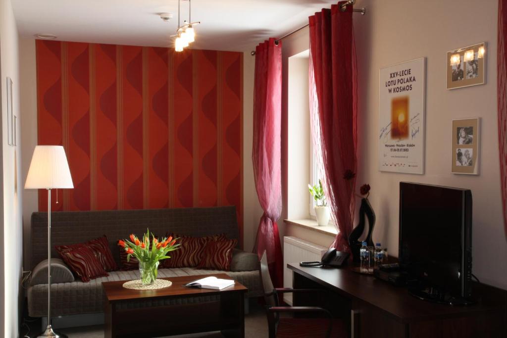 TV a/nebo společenská místnost v ubytování Hotel Kosmonauty Wrocław-Airport