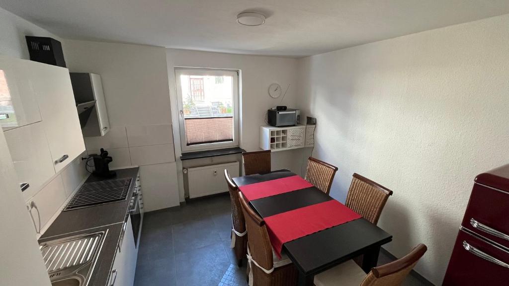 eine Küche mit einem Tisch und Stühlen im Zimmer in der Unterkunft Charaktervolle Whg. mitten in Kassel inkl.Parkplatz in Kassel