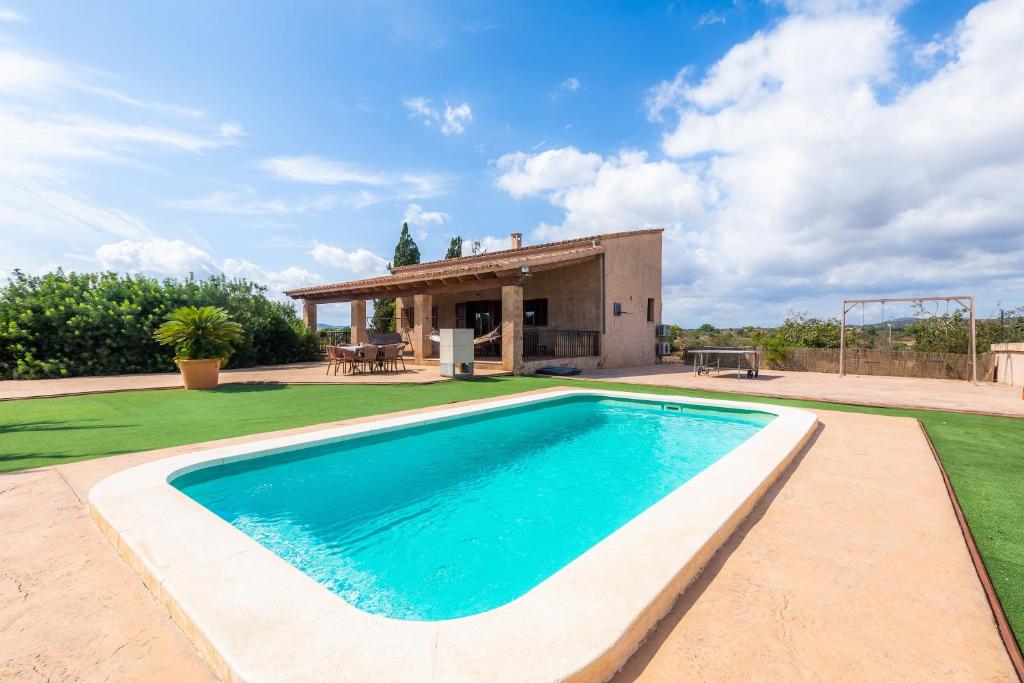 Bazén v ubytování Finca Sa Pedrera d'es Turó nebo v jeho okolí