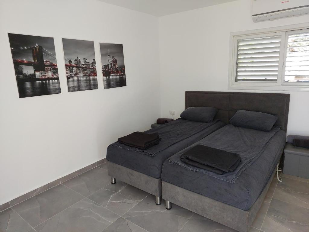- une chambre avec un lit dans l'établissement Villa Vered, à Eilat