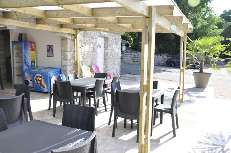Restaurace v ubytování Camping Chalets Les Chênes Verts