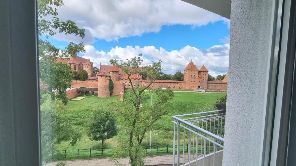 a view of a castle from a window at Apartament Okno na Zamek in Malbork