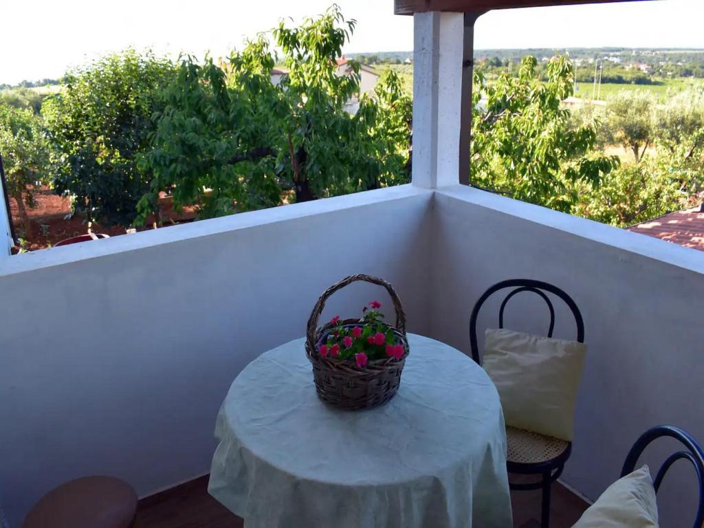 einen Obstkorb auf einem Tisch auf einem Balkon in der Unterkunft Apartment Take a Look in Dajla