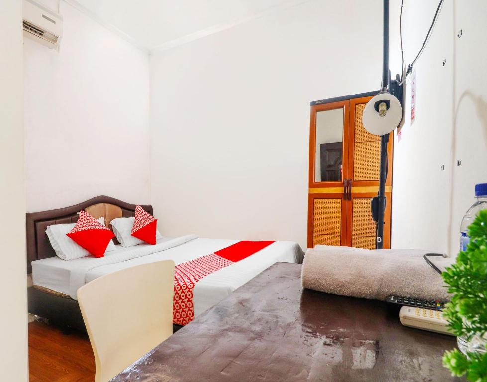 מיטה או מיטות בחדר ב-OYO 91607 Steze Guest House Syariah
