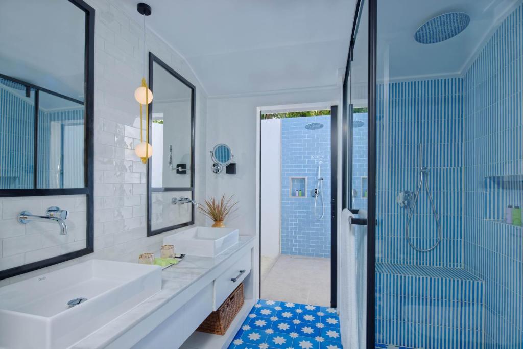 Koupelna v ubytování Villa Park Sun Island Resort - Complimentary One Way Domestic Transportation for stays of 7 nights and more 01 April to 30 September 2025