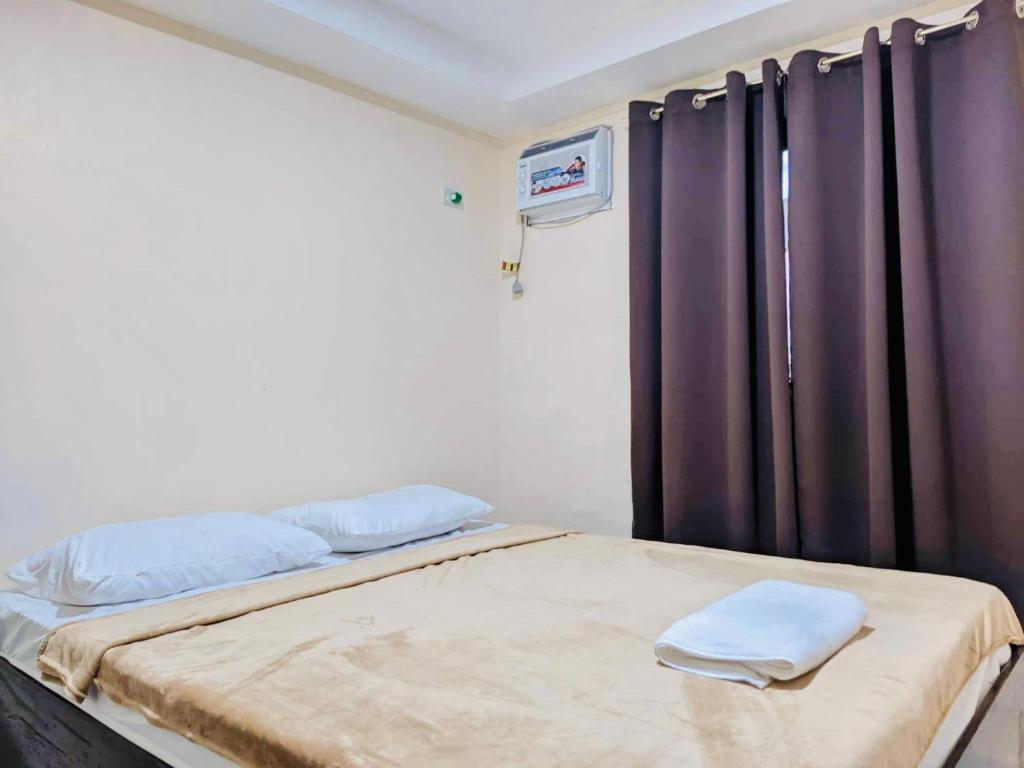 um quarto de hospital com uma cama e uma janela em ABIZA Homestay em Pañge