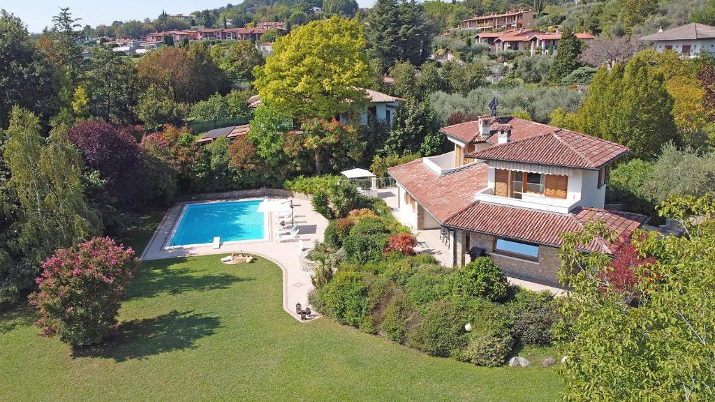 Bazén v ubytování Villa Gelso park and private pool, lake view, ac, nebo v jeho okolí