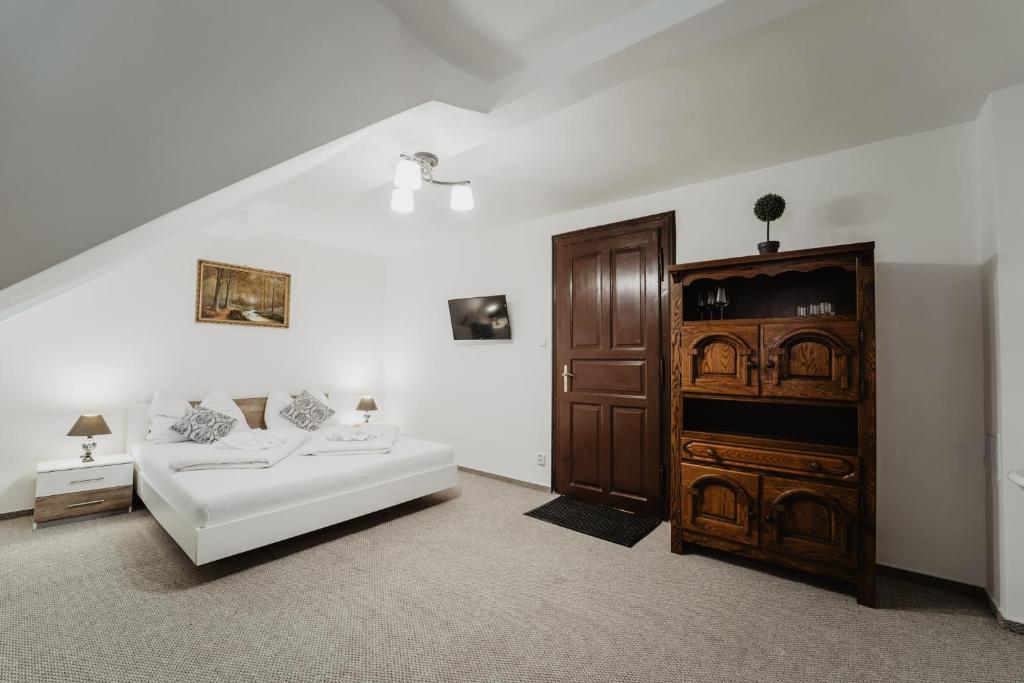 Postel nebo postele na pokoji v ubytování Hotel U Lípy