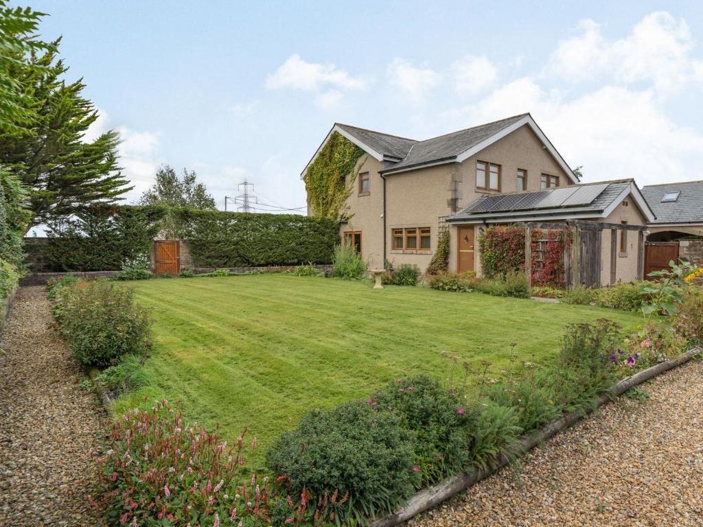 een huis met een groot gazon in de tuin bij Highfield Cottage in Hambleton