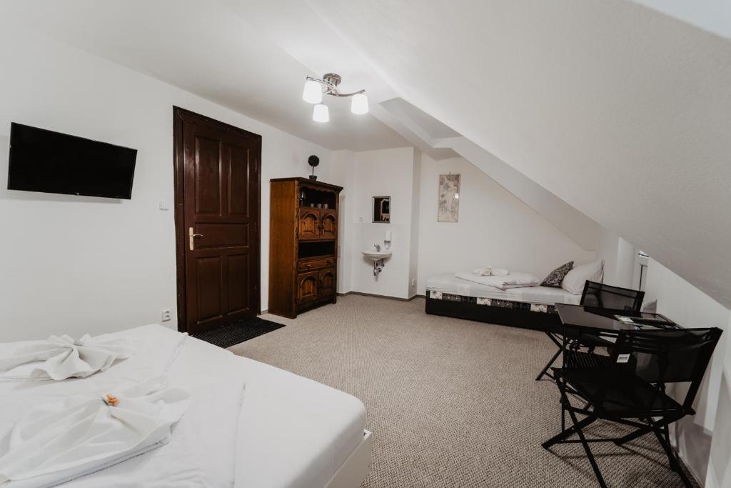 TV a/nebo společenská místnost v ubytování Hotel U Lípy